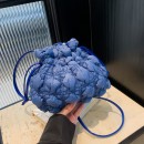 菱格抽繩束口雲朵包