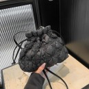 菱格抽繩束口雲朵包