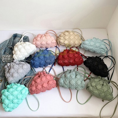 菱格抽繩束口雲朵包