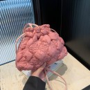 菱格抽繩束口雲朵包