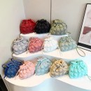 菱格抽繩束口雲朵包