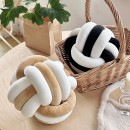 三股編織水晶絨抱枕