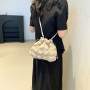 菱格抽繩束口雲朵包